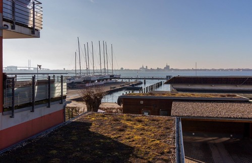 Altefaehr Apartamento | Vacation apartment Zeitlos with sun and lake view - Ferienwohnung Zeitlos