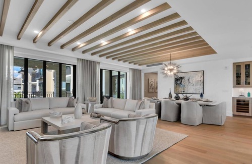 Redevelopment Area Condominio | Vacation at the amazing NEW Quattro at Naples Square in the Heart of Downtown Naples!