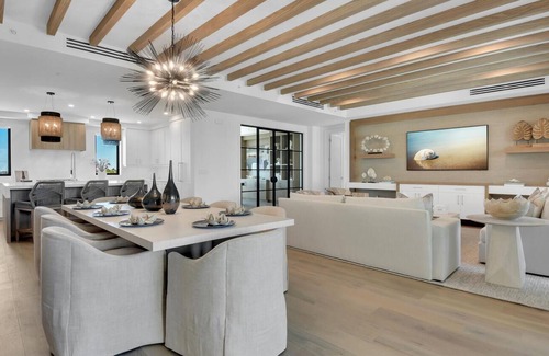 Redevelopment Area Condominio | Vacation at the amazing NEW Quattro at Naples Square in the Heart of Downtown Naples!
