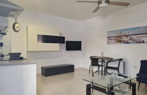 Playa de Arinaga Apartamento | Vacaciones 'Casa Paula - 22' con vistas a la montaña, piscina compartida y Wi-Fi