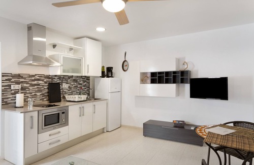 Playa de Arinaga Apartamento | Vacaciones 'Casa Paula - 25' con vistas a la montaña, piscina compartida y Wi-Fi