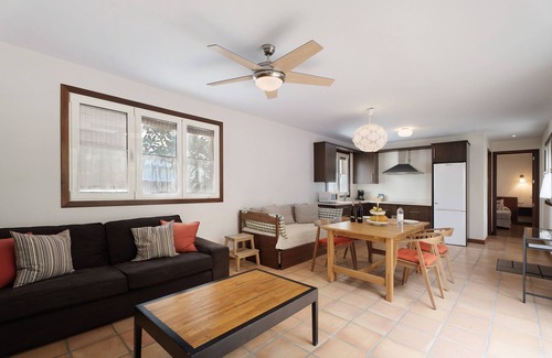 Playa San Juan Apartamento | Apartamento de vacaciones 'Finca La Calabacera Roja' con piscina compartida, terraza privada y Wi-Fi