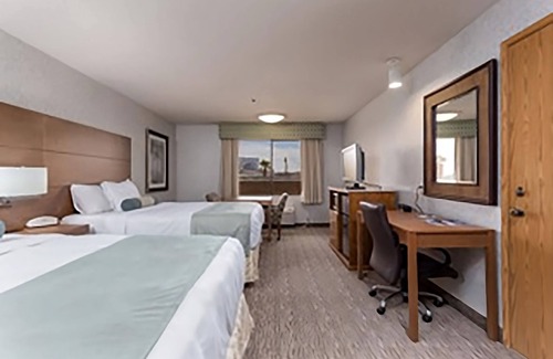 Yuma Hotel | VACATION ESCAPE, TWO MODERN UNITS! POOL/PARKING AND HOT TUB