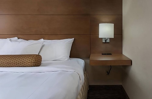 Yuma Hotel | VACATION ESCAPE, TWO MODERN UNITS! POOL/PARKING AND HOT TUB