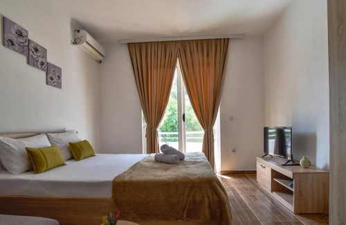 Gjerana Apartamento | Vacation Flat w Garden and Balcony in Ulcinj