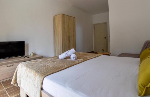 Gjerana Apartamento | Vacation Flat w Garden and Balcony in Ulcinj