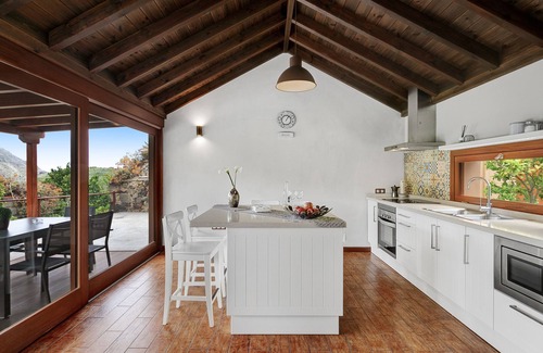 Buenavista del Norte Casa | Casa de vacaciones 'El Portillo 2' con vistas a la montaña, terraza privada y Wi-Fi