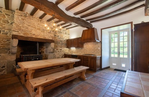 Pommerit-le-Vicomte Casa | Casa de vacaciones "Manoir Le Cosquer" con terraza privada, jardín privado y Wi-Fi