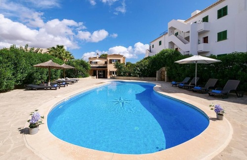 Cala Santany Casa | "Apartamento Estrella del Mar" con piscina, aire acondicionado, Wi-Fi, balcón, terraza y jardín
