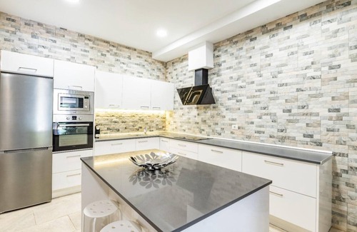 Arico Casa | Casa de vacaciones 'Bencomo' con vistas al mar, piscina compartida y Wi-Fi
