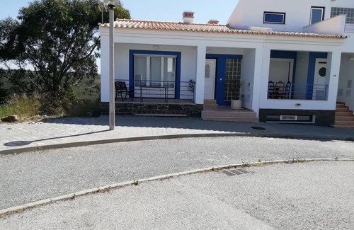 Aljezur Casa | Casa de vacaciones "Brisamar" cerca de la playa con terraza privada y Wi-Fi