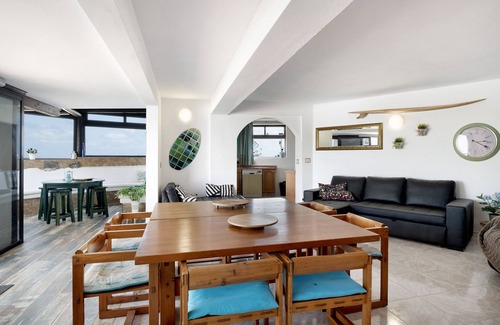 Urbanización Famara Casa | Casa de vacaciones 'Bungalow Famara, Lanzarote' con vistas al mar, terraza privada y Wi-Fi