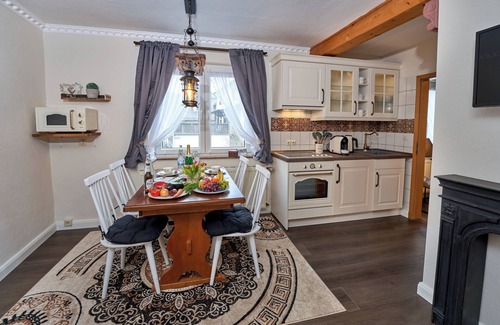 Ulmen Casa | Vacation home by the lake for 6-10 people, by the lake, historic town center