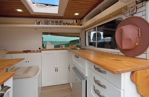 Telde Alquiler De RV | Casa de vacaciones 'Camper Inik' con vistas al mar y Wi-Fi