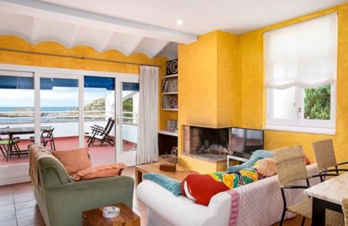 Sa Tuna Casa | Casa de vacaciones "Casa La Malva" en la playa con vista al mar y a la montaña, Wi-Fi y terraza; aparcamiento disponible.