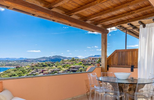 Portisco Casa | Casa de vacaciones "Cristal House" con vistas al mar, aire acondicionado, balcón, jardín y terraza