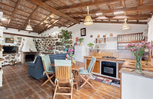 Cueva del Viento Casa | Casa de vacaciones 'Rosalía' con vistas al mar, terraza y Wi-Fi