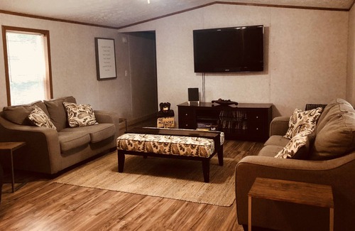 Friendship Casa | * NUEVO * Remodelado 3 habitaciones y 2 baños. 3 minutos en coche a la playa y almuerzo en barco. 30min a Dells!