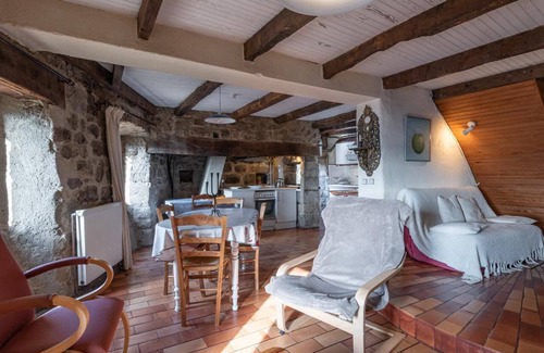 Gluiras Casa | Casa de vacaciones "Gîte De Chapelèche Châtaigniers 7 P" con terraza privada y Wi-Fi