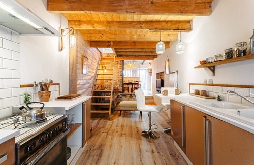 Nuaille d'Aunis Casa | Casa rural "Gîte La Muscardine Avec Spa" con terraza privada y Wi-Fi