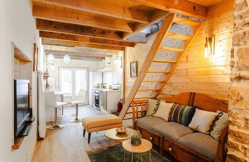Nuaille d'Aunis Casa | Casa rural "Gîte La Muscardine Avec Spa" con terraza privada y Wi-Fi