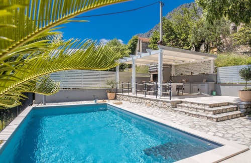 Zaostrog Casa | RECOMENDACIÓN! Casa vacacional con piscina climatizada, gran terraza con vistas al mar, barbacoa.