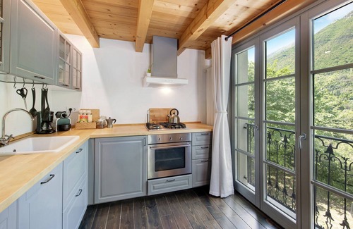 Toscolano Maderno Apartamento | Casa de vacaciones "La Casetta Nel Bosco" con terraza privada y Wi-Fi