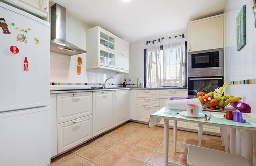 Geafond Casa | Casa de vacaciones "La Casa Blanca" con vistas a la montaña, piscina compartida y Wi-Fi