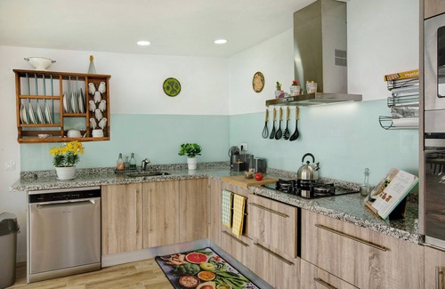 Ingenio Casa | Casa 'Los Cipreses' con vistas a la montaña, piscina cubierta, jardín y Wi-Fi