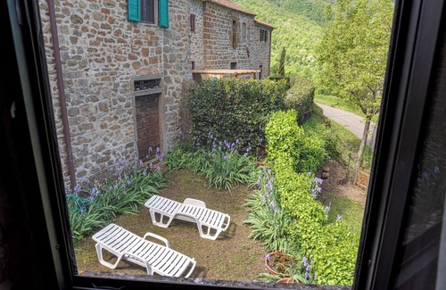 Londa Casa | Casa de vacaciones "Mulino Con Piscina Vicino Firenze" con vistas a la montaña
