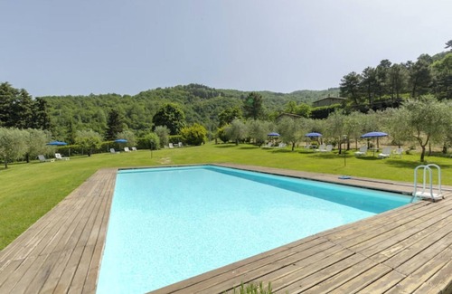 Londa Casa | Casa de vacaciones "Mulino Con Piscina Vicino Firenze" con vistas a la montaña