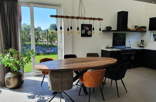 Heeg Casa | Vacation home on the water with boat, air conditioning, sauna, bike, SUP and BBQ