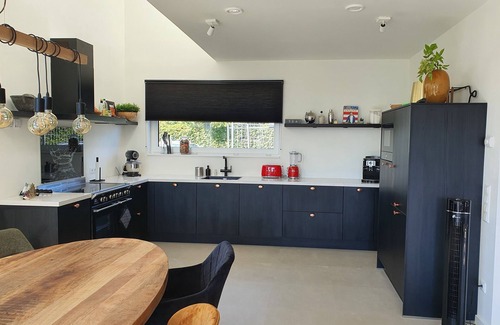 Heeg Casa | Vacation home on the water with boat, air conditioning, sauna, bike, SUP and BBQ