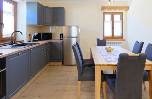 Grabri Casa | Vacation home Pahari - 6 persons, 3 bedrooms, pool, barbecue, terrace,