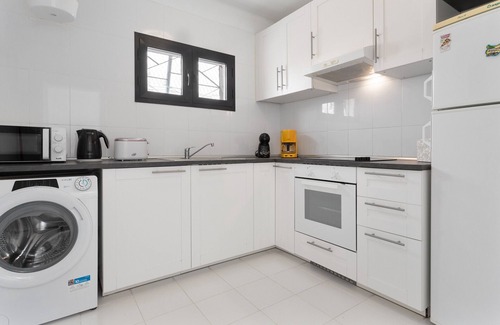 Playa del Cable Casa | Casa de vacaciones 'Reina Vetusta -Piscina y Tenis' con piscina compartida, terraza y Wi-Fi