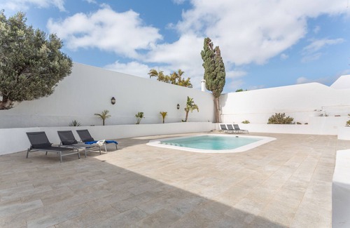 Playa del Cable Casa | Casa de vacaciones 'Reina Vetusta -Piscina y Tenis' con piscina compartida, terraza y Wi-Fi