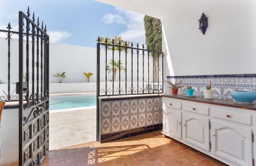 Playa del Cable Casa | Casa de vacaciones 'Reina Vetusta -Piscina y Tenis' con piscina compartida, terraza y Wi-Fi