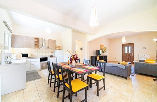 Agios Ioannis Casa | Vacation Home "Tony and Helen's House" with 2 Balconies, Shared Terrace & Wi-Fi