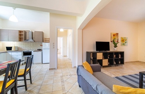 Agios Ioannis Casa | Vacation Home "Tony and Helen's House" with 2 Balconies, Shared Terrace & Wi-Fi
