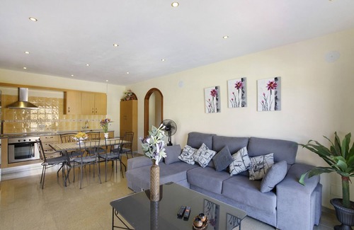 Icod de los Vinos Chalet De Esquí | Vacation Home 'Villa Tazana' with Sea View, Pool & Wi-Fi