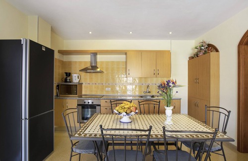 Icod de los Vinos Chalet De Esquí | Vacation Home 'Villa Tazana' with Sea View, Pool & Wi-Fi
