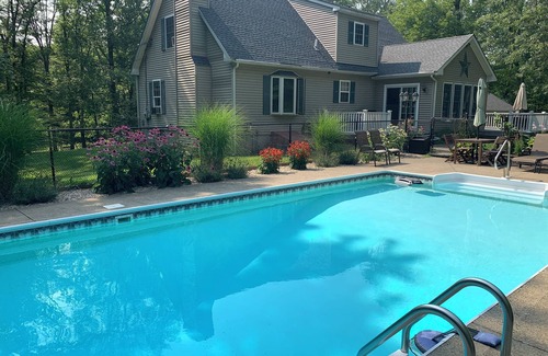 Copake Lake Casa | Casa de vacaciones con piscina climatizada estacional en 6 acres cerca del lago Copake / Catamount Ski