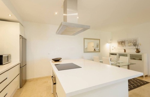 Istan Apartamento | Casa de vacaciones con vistas al mar, jardín y jacuzzi privados y garaje