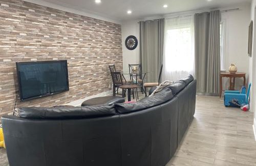Etobicoke Apartamento | Vacation house Entire floor Kids yard walk 2 subway