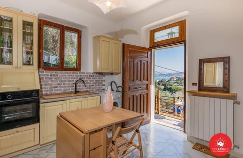 Cadimare Apartamento | Vacation House With Sea View in the Cinque Terre 200 m from the sea. Alba Marina