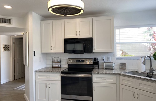 Isla del Sol Condominio | VACATION IN PARADISE! 5min to StPete Beach, Pool, Updated & Very Clean 1st Floor
