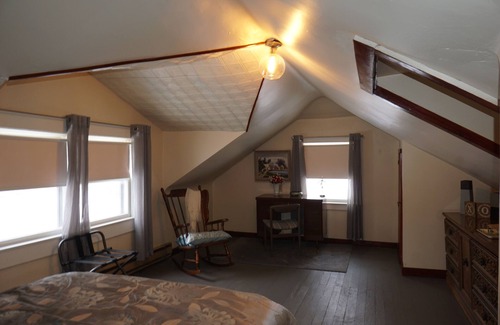 Union Pier Cabaña | Vacation like a local Michigander at Guy's Doll House! Family & pet friendly.