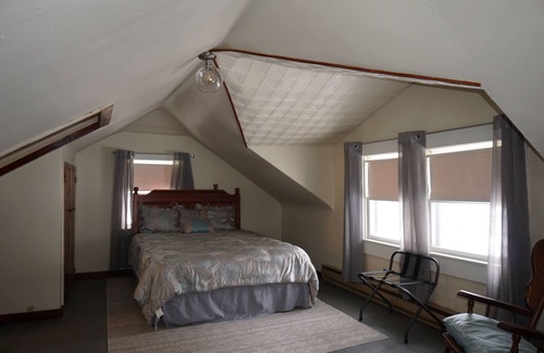 Union Pier Cabaña | Vacation like a local Michigander at Guy's Doll House! Family & pet friendly.