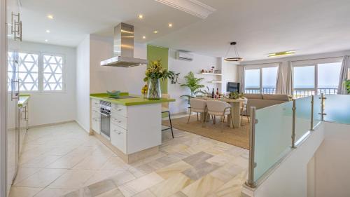 Puerto Banus Apartamento | VACATION MARBELLA I Sea Views, 24-7 security, Parking, Walk to Everything in Luxurious Puerto Banus