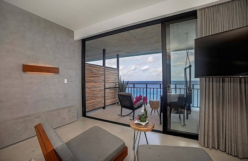 Zona Hotelera Norte Casa | Vacation is Calling! Pool, Free Parking, Minutes to Chankanaab Beach Adventure